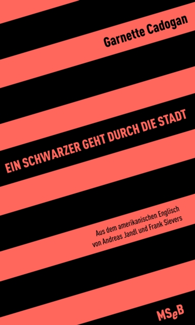 Ein Schwarzer geht durch die Stadt